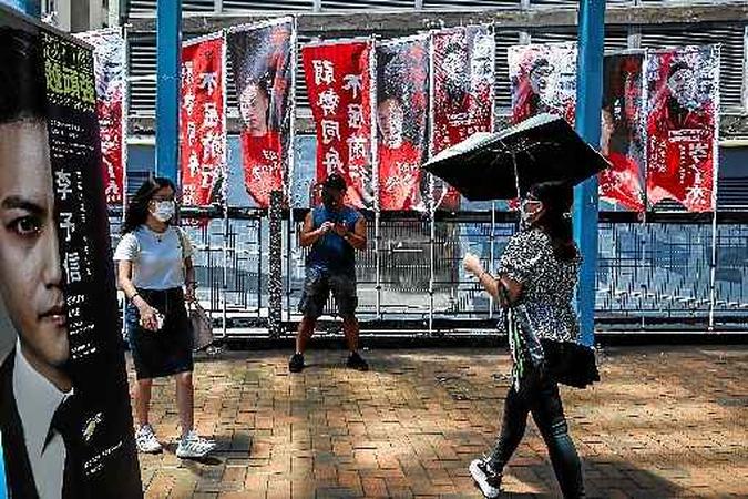 Flâmulas com as fotos dos candidatos ao Conselho Legislativo, o equivalente ao parlamento local: disposição montada a favorecer a soberania do Partido Comunista Chinês(foto: Issac Lawrence/AFP) Flâmulas com as fotos dos candidatos ao Conselho Legislativo, o equivalente ao parlamento local: disposição montada a favorecer a soberania do Partido Comunista Chinês(foto: Issac Lawrence/AFP)
