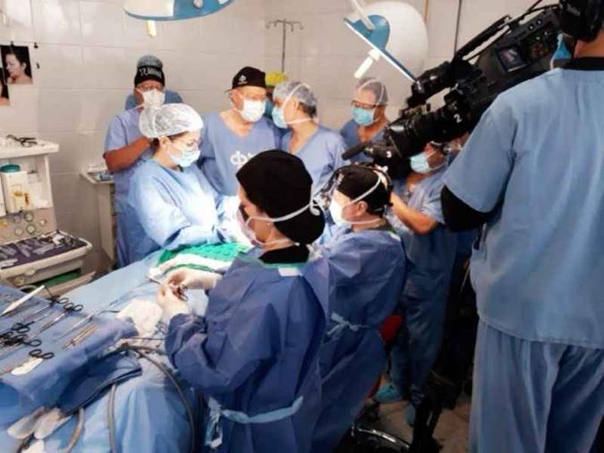 Equipe médica durante cirurgia de retirada de tecido mamário masculino: procedimento dura em média de uma a duas horas (foto: SBCP/Ideah) Equipe médica durante cirurgia de retirada de tecido mamário masculino: procedimento dura em média de uma a duas horas (foto: SBCP/Ideah)