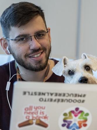 Colaboradores de empresa de alimentação animal podem trabalhar acompanhados dos mascotes algumas vezes por ano(foto: Carol Sperandio/Nestlé Purina/Divulgação) Colaboradores de empresa de alimentação animal podem trabalhar acompanhados dos mascotes algumas vezes por ano(foto: Carol Sperandio/Nestlé Purina/Divulgação)