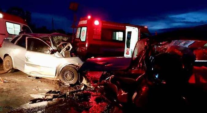 Os quatro ocupantes do Corsa morreram no local e dois idosos de uma Hilux ficaram feridos(foto: CBMGO/Divulgação) Os quatro ocupantes do Corsa morreram no local e dois idosos de uma Hilux ficaram feridos(foto: CBMGO/Divulgação)