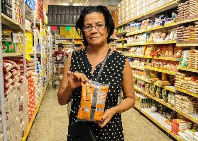 Para economizar, Ivete passou a escolher marcas que custam menos (foto: Bárbara Cabral/Esp. CB/D.A Press ) Para economizar, Ivete passou a escolher marcas que custam menos (foto: Bárbara Cabral/Esp. CB/D.A Press )