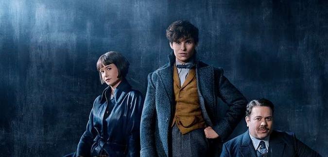 Os atores Katherine Waterson, Eddie Redmayne, Dan Fogler interpretam os personagens Tina Goldstein, Newt Scamander e Jacob Kowalski(foto: Reprodução/Internet) Os atores Katherine Waterson, Eddie Redmayne, Dan Fogler interpretam os personagens Tina Goldstein, Newt Scamander e Jacob Kowalski(foto: Reprodução/Internet)