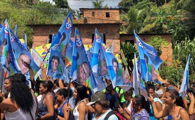 Aquecimento: cidadãos e militantes baianos durante evento na última sexta-feira, num bairro da periferia de Salvador, onde muitos ainda esperam conseguir benefícios dos postulantes(foto: Leonardo Cavalcanti/CB/D.A Press) Aquecimento: cidadãos e militantes baianos durante evento na última sexta-feira, num bairro da periferia de Salvador, onde muitos ainda esperam conseguir benefícios dos postulantes(foto: Leonardo Cavalcanti/CB/D.A Press)