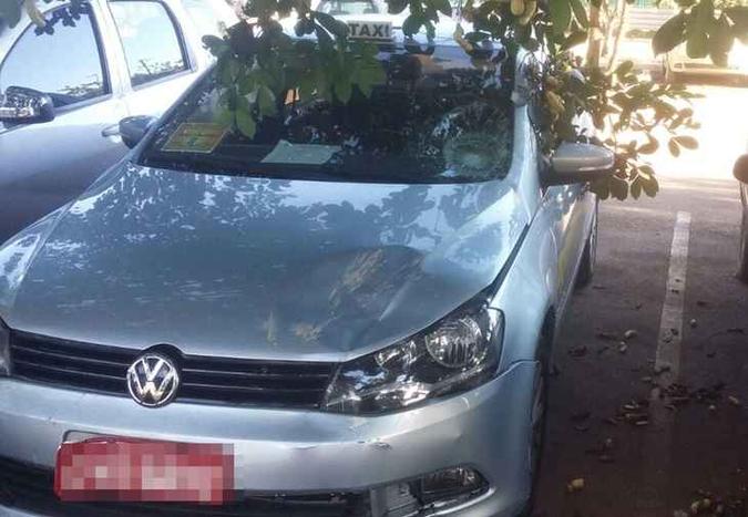 O táxi ficou com as marcas do atropelamento(foto: PMDF/Divulgação) O táxi ficou com as marcas do atropelamento(foto: PMDF/Divulgação)