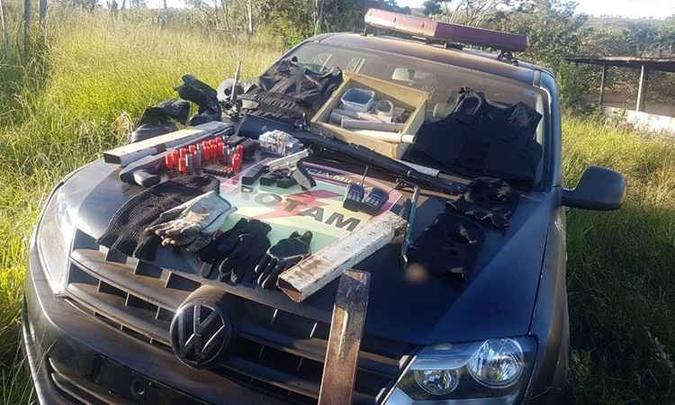 As equipes encontraram munições, armas e parte do dinheiro roubado pela quadrilha responsável pelo roubo no Novo Gama(foto: PMGO/Divulgação) As equipes encontraram munições, armas e parte do dinheiro roubado pela quadrilha responsável pelo roubo no Novo Gama(foto: PMGO/Divulgação)