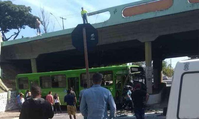 Ônibus cai de viaduto da Av. João César de Oliveira, em Contagem (foto: Reprodução da internet/WhatsApp) Ônibus cai de viaduto da Av. João César de Oliveira, em Contagem (foto: Reprodução da internet/WhatsApp)