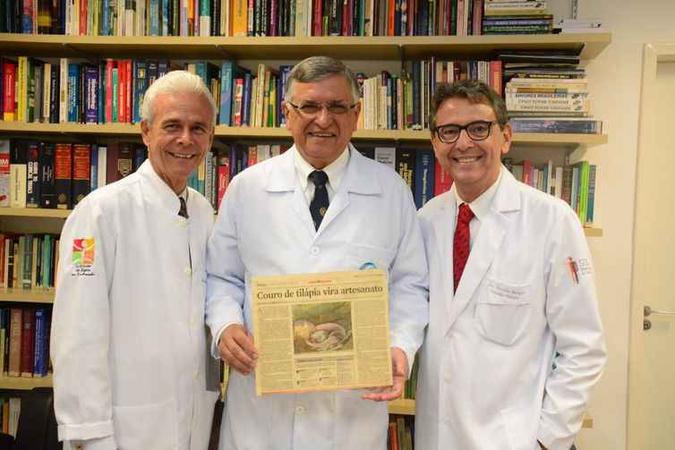 Os médicos Edmar Maciel, Odorico Moraes e Marcelo Borges são responsáveis pela pesquisa da técnica de uso da pele de tilápia para tratamento de queimados(foto: Marcelo Borges/Agência Brasil) Os médicos Edmar Maciel, Odorico Moraes e Marcelo Borges são responsáveis pela pesquisa da técnica de uso da pele de tilápia para tratamento de queimados(foto: Marcelo Borges/Agência Brasil)