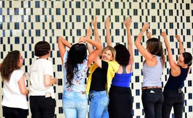 A diretora Cibele Amaral (de azul) com as atrizes Maria Paula, Barbara Paz, Carolina Monte Rosa e Cristiana Oliveira, no set de gravacao do filme: Bordeline, na Universidade de Brasilia - UnB. A diretora Cibele Amaral (de azul) com as atrizes Maria Paula, Barbara Paz, Carolina Monte Rosa e Cristiana Oliveira, no set de gravacao do filme: Bordeline, na Universidade de Brasilia - UnB.