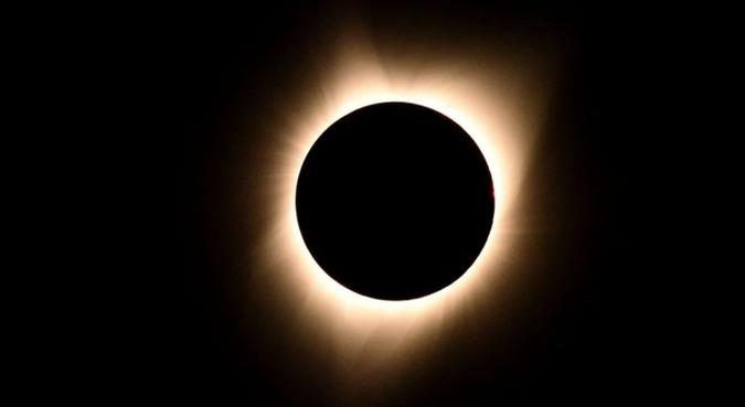 De acordo com o numerólogo, o eclipse do dia 21 de agosto de 2017 foi o grande sinal para a contagem regressiva para o fim do mundo(foto: Robyn Beck/AFP) De acordo com o numerólogo, o eclipse do dia 21 de agosto de 2017 foi o grande sinal para a contagem regressiva para o fim do mundo(foto: Robyn Beck/AFP)
