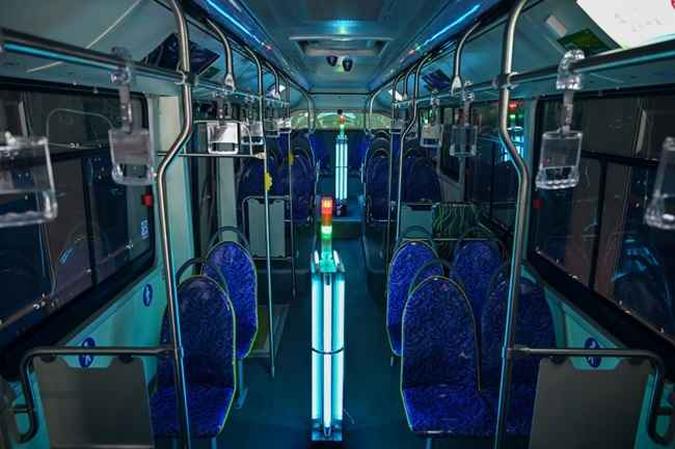 Um ônibus foi desinfetado com raios ultravioleta como parte das medidas contra o coronavírus COVID-19 em Xangai nesta quinta-feira (12/3).(foto: Hector RETAMAL / AFP) Um ônibus foi desinfetado com raios ultravioleta como parte das medidas contra o coronavírus COVID-19 em Xangai nesta quinta-feira (12/3).(foto: Hector RETAMAL / AFP)