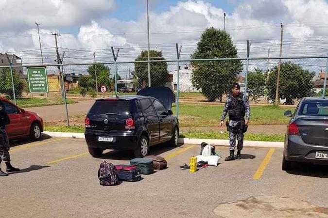 Policiais apreenderam lança-perfume nesta sexta-feira(foto: Divulgação/PMDF) Policiais apreenderam lança-perfume nesta sexta-feira(foto: Divulgação/PMDF)