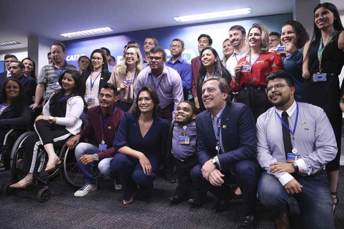 A primeira-dama, o presidente do banco e alguns dos contratados: a Caixa era o único banco brasileiro que ainda não cumpria a Lei de Cotas para deficientes(foto: José Cruz/Agência Brasil ) A primeira-dama, o presidente do banco e alguns dos contratados: a Caixa era o único banco brasileiro que ainda não cumpria a Lei de Cotas para deficientes(foto: José Cruz/Agência Brasil )