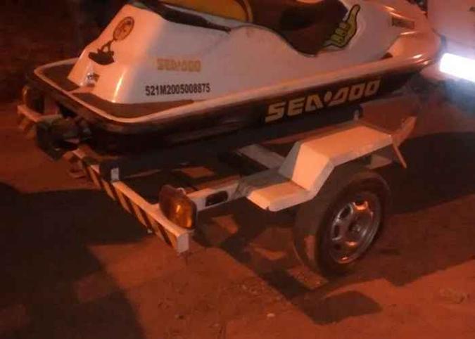 O dono do jet-sky encontrou seu veículo em um anúncio em um site de vendas. Com a ajuda da polícia, ele se passou por comprador e a dupla envolvida foi presa.(foto: Divulgação PMDF.) O dono do jet-sky encontrou seu veículo em um anúncio em um site de vendas. Com a ajuda da polícia, ele se passou por comprador e a dupla envolvida foi presa.(foto: Divulgação PMDF.)