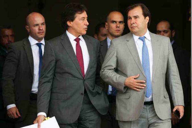 Eunício Oliveira e Rodrigo Maia compraram briga com o governo depois da aprovação de incentivos a empresas de Norte, Nordeste e Centro-Oeste (foto: Marcelo Camargo/Agência Brasil ) Eunício Oliveira e Rodrigo Maia compraram briga com o governo depois da aprovação de incentivos a empresas de Norte, Nordeste e Centro-Oeste (foto: Marcelo Camargo/Agência Brasil )