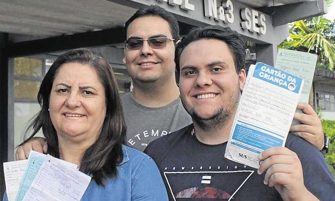 Na família de Ulysses Araújo Bispo (ao centro), os cartões de vacinação estão sempre atualizados(foto: Marilia Lima/CB/D.A Press) Na família de Ulysses Araújo Bispo (ao centro), os cartões de vacinação estão sempre atualizados(foto: Marilia Lima/CB/D.A Press)