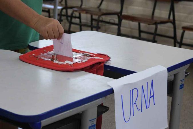 Pais, alunos e servidores participaram da votação neste sábado(foto: Divulgação / Secretaria de Educação) Pais, alunos e servidores participaram da votação neste sábado(foto: Divulgação / Secretaria de Educação)