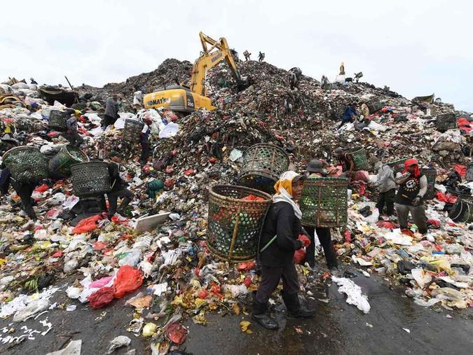 Foto de 23 de maio de 2018 mostra catadores de lixo vasculhando uma montanha de lixo no aterro de Bantar Gebang, na cidade de Bekasi, localizada nos arredores de Jacarta. Cerca de oito milhões de toneladas de resíduos plásticos são despejados nos oceanos do mundo a cada ano - o equivalente a um caminhão de lixo de plástico sendo jogado no mar a cada minuto, todos os dias. Mais da metade vem de cinco países asiáticos: China, Indonésia, Filipinas, Tailândia e Vietnã, de acordo com um estudo de 2015 publicado na revista ScienceGoh Chai Hin/AFP Foto de 23 de maio de 2018 mostra catadores de lixo vasculhando uma montanha de lixo no aterro de Bantar Gebang, na cidade de Bekasi, localizada nos arredores de Jacarta. Cerca de oito milhões de toneladas de resíduos plásticos são despejados nos oceanos do mundo a cada ano - o equivalente a um caminhão de lixo de plástico sendo jogado no mar a cada minuto, todos os dias. Mais da metade vem de cinco países asiáticos: China, Indonésia, Filipinas, Tailândia e Vietnã, de acordo com um estudo de 2015 publicado na revista ScienceGoh Chai Hin/AFP