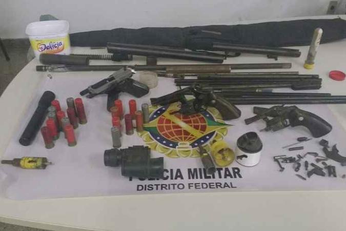 Na casa do suspeito policiais encontraram uma pistola calibre 380, dois revólveres, além de várias peças de outras armas e projéteis de diversos calibres(foto: Polícia Militar/Divulgação) Na casa do suspeito policiais encontraram uma pistola calibre 380, dois revólveres, além de várias peças de outras armas e projéteis de diversos calibres(foto: Polícia Militar/Divulgação)