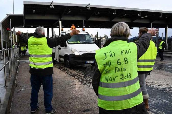Dois em cada três franceses apoiam as manifestações dos coletes amarelos(foto: AFP) Dois em cada três franceses apoiam as manifestações dos coletes amarelos(foto: AFP)