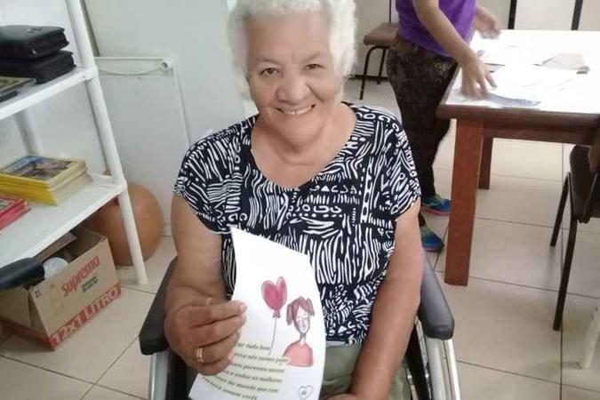 Faraildes se alegrou com a demonstração de carinho(foto: Lar dos Velhinhos Bezerra de Menezes/Divulgação) Faraildes se alegrou com a demonstração de carinho(foto: Lar dos Velhinhos Bezerra de Menezes/Divulgação)