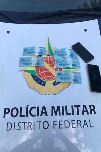 Na Superintendência da Polícia Federal se constatou que as notas eram falsas(foto: Polícia Militar/Divulgação) Na Superintendência da Polícia Federal se constatou que as notas eram falsas(foto: Polícia Militar/Divulgação)
