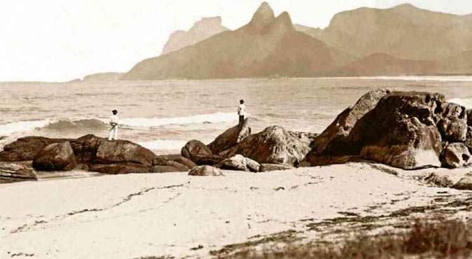 Ipanema em 1895, em foto de Marc Ferrez: Zona Sul começou a ser frequentada por elite que não queria dividir a praia com camadas mais pobres da população(foto: Internet/Reprodução) Ipanema em 1895, em foto de Marc Ferrez: Zona Sul começou a ser frequentada por elite que não queria dividir a praia com camadas mais pobres da população(foto: Internet/Reprodução)