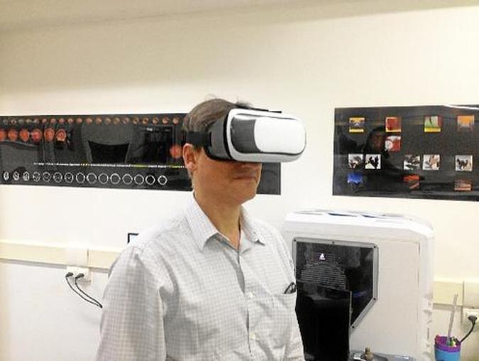 Especialista com óculos de realidade virtual usados para exame de imagens em 3D: tecnologia brasileira(foto: CDPI/Divulgação) Especialista com óculos de realidade virtual usados para exame de imagens em 3D: tecnologia brasileira(foto: CDPI/Divulgação)