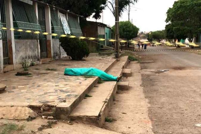 O corpo ficou na calçada por mais de dez horas(foto: Divulgação) O corpo ficou na calçada por mais de dez horas(foto: Divulgação)