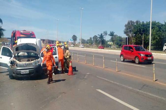 Os veículos envolvidos foram um Fiat Fiorino e um Honda Fit(foto: Corpo de Bombeiros/Divulgação) Os veículos envolvidos foram um Fiat Fiorino e um Honda Fit(foto: Corpo de Bombeiros/Divulgação)