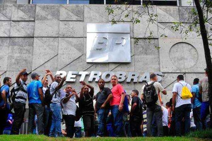 Trabalhadores protestam contra a Petrobras por demissões e salários atrasados no Comperj (foto: Tânia Rêgo ) Trabalhadores protestam contra a Petrobras por demissões e salários atrasados no Comperj (foto: Tânia Rêgo )