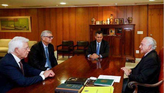 Da esquerda para a direita, Moreira Franco, Ivan Monteiro, Eduardo Guardia e Michel Temer: novo presidente da Petrobras tem avaliação positiva do mercado(foto: Alan Santos/AFP) Da esquerda para a direita, Moreira Franco, Ivan Monteiro, Eduardo Guardia e Michel Temer: novo presidente da Petrobras tem avaliação positiva do mercado(foto: Alan Santos/AFP)