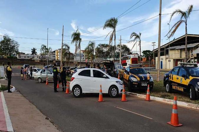 Durante a operação, os agentes flagraram 11 condutores inabilitados e recolheram 18 veículos (foto: Divulgação/Detran) Durante a operação, os agentes flagraram 11 condutores inabilitados e recolheram 18 veículos (foto: Divulgação/Detran)