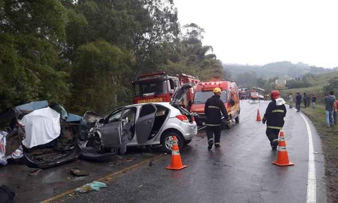 Conforme os bombeiros, no início do socorro outras duas vítimas ainda estavam com vida, mas com lesões graves. Ambas morreram durante o atendimento no local do acidente(foto: CBMMG/Divulgação) Conforme os bombeiros, no início do socorro outras duas vítimas ainda estavam com vida, mas com lesões graves. Ambas morreram durante o atendimento no local do acidente(foto: CBMMG/Divulgação)