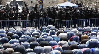 A polícia israelense restringiu a entrada de homens com menos de 50 anos para as orações na Esplanada das Mesquitas(foto: Jack Guez / AFP - 28/7/2017) A polícia israelense restringiu a entrada de homens com menos de 50 anos para as orações na Esplanada das Mesquitas(foto: Jack Guez / AFP - 28/7/2017)