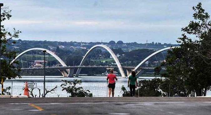 Caso o teste na Ponte JK dê certo, a Novacap vai montar um cronograma de limpeza que será divulgado posteriormente(foto: Ed Alves/CB/D.A Press) Caso o teste na Ponte JK dê certo, a Novacap vai montar um cronograma de limpeza que será divulgado posteriormente(foto: Ed Alves/CB/D.A Press)