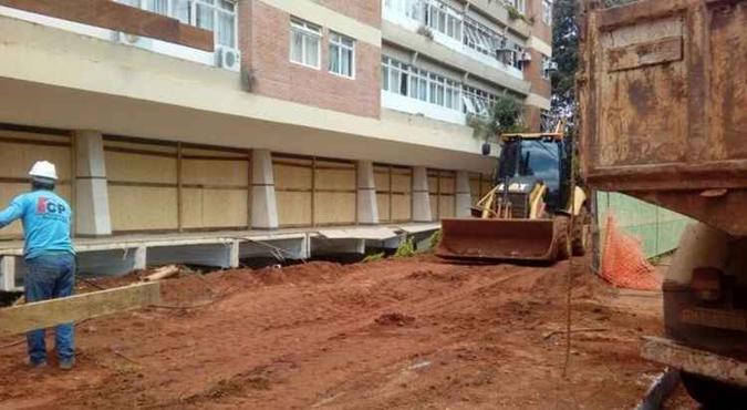 Operários trabalham na remoção de grama e terra da laje que desabou em prédio residencial da 210 Norte(foto: Augusto Fernandes/Esp. CB/D.A Press) Operários trabalham na remoção de grama e terra da laje que desabou em prédio residencial da 210 Norte(foto: Augusto Fernandes/Esp. CB/D.A Press)