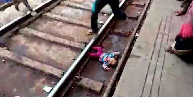 A criança não se moveu e, assim que o trem deixou a estação, um homem pôde retirá-la(foto: Reprodução ) A criança não se moveu e, assim que o trem deixou a estação, um homem pôde retirá-la(foto: Reprodução )