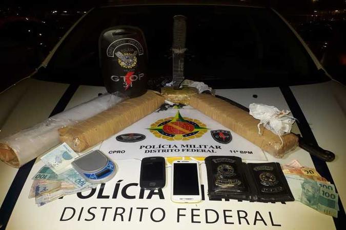Policiais encontraram três quilos de maconha divididos em dois tabletes e pequenas porções, além de dinheiro(foto: Polícia Militar/Divulgação) Policiais encontraram três quilos de maconha divididos em dois tabletes e pequenas porções, além de dinheiro(foto: Polícia Militar/Divulgação)