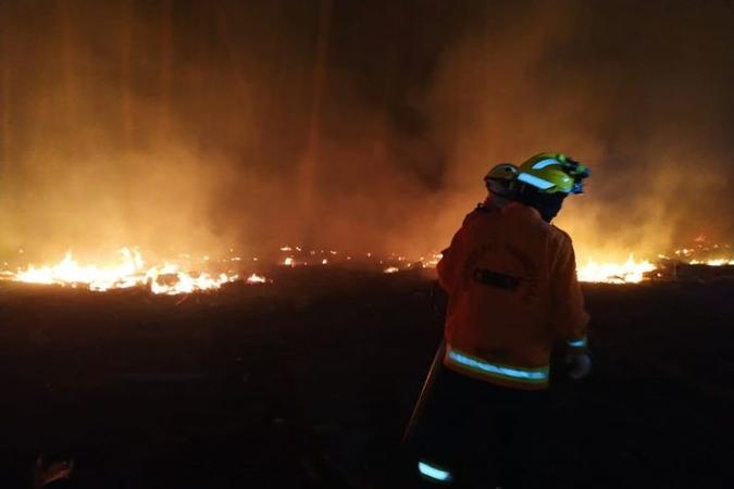 Bombeiros combatem incêndio florestal próximo ao Condomínio Entrelagos, no Itapoã, no início deste mês(foto: CBMDF/Divulgação) Bombeiros combatem incêndio florestal próximo ao Condomínio Entrelagos, no Itapoã, no início deste mês(foto: CBMDF/Divulgação)