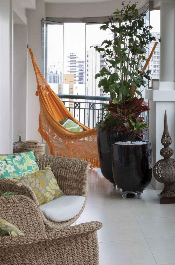 Nesse projeto, a arquiteta Cris Paola quis criar um ambiente para o casal curtir o fim de semana relaxando e apreciando a vista da cidade. Para isso, investiu em vasos de plantas e mobiliário rústico(foto: Hamilton Penna/Divulgação) Nesse projeto, a arquiteta Cris Paola quis criar um ambiente para o casal curtir o fim de semana relaxando e apreciando a vista da cidade. Para isso, investiu em vasos de plantas e mobiliário rústico(foto: Hamilton Penna/Divulgação)