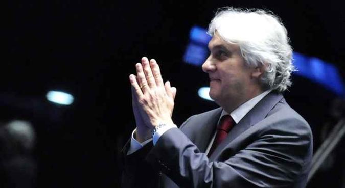 Em 2015, quando era senador pelo PT, Delcídio foi preso em flagrante sob acusação de tentar evitar que o ex-diretor da Petrobrás Nestor Cerveró fizesse delação premiada(foto: André Correia/Agência Senado) Em 2015, quando era senador pelo PT, Delcídio foi preso em flagrante sob acusação de tentar evitar que o ex-diretor da Petrobrás Nestor Cerveró fizesse delação premiada(foto: André Correia/Agência Senado)