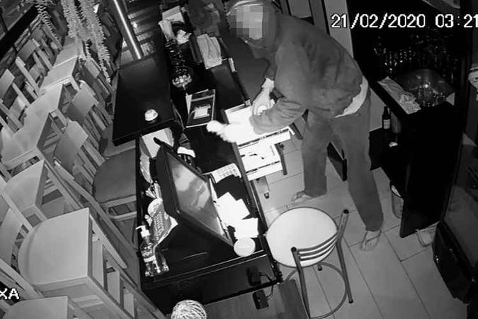 Um dos acusados invadiu o estabelecimento e outro teria ficado do lado de fora, dando cobertura (foto: Imagem cedida ao Correio) Um dos acusados invadiu o estabelecimento e outro teria ficado do lado de fora, dando cobertura (foto: Imagem cedida ao Correio)