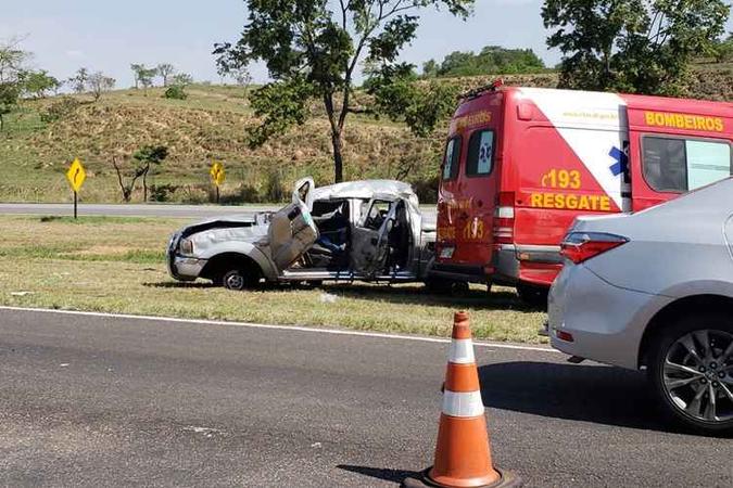 A caminhonete capotou após o motorista perder o controle(foto: CBMDF/Divulgação) A caminhonete capotou após o motorista perder o controle(foto: CBMDF/Divulgação)