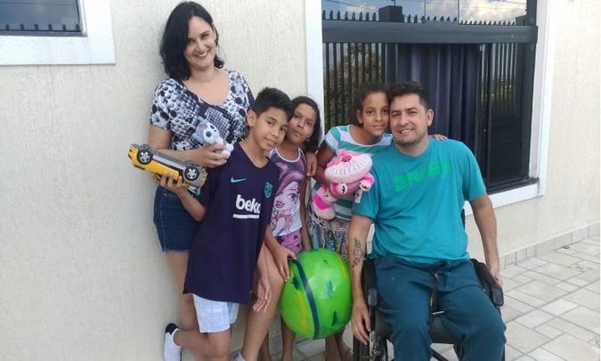 Ana Cristina e Aloiso Lima, com os filhos Artur, Vitória e Sara: família prova que formar laços afetivos não depende de ligação genética(foto: Ingrid Soares/CB/D.A Press) Ana Cristina e Aloiso Lima, com os filhos Artur, Vitória e Sara: família prova que formar laços afetivos não depende de ligação genética(foto: Ingrid Soares/CB/D.A Press)