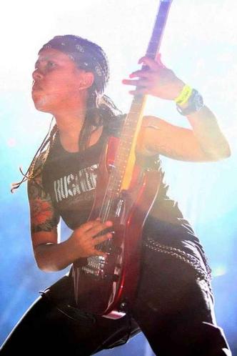 Sara Abreu comprou a primeira guitarra vendendo amendoim (foto: Arquivo pessoal/ Divulgação) Sara Abreu comprou a primeira guitarra vendendo amendoim (foto: Arquivo pessoal/ Divulgação)