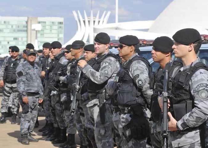 Policiais militares perto da Catedral de Brasília: mesmo com a diminuição do efetivo, devido a aposentadorias e outros fatores, houve menos mortes violentas na capital da República ano passado(foto: Minervino Junior/CB/D.A Press ) Policiais militares perto da Catedral de Brasília: mesmo com a diminuição do efetivo, devido a aposentadorias e outros fatores, houve menos mortes violentas na capital da República ano passado(foto: Minervino Junior/CB/D.A Press )