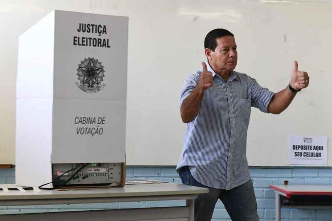 Mourão disse que o ideal é aproveitar o início do governo para tentar aprovar a Reforma da Previdência(foto: AFP / EVARISTO SA) Mourão disse que o ideal é aproveitar o início do governo para tentar aprovar a Reforma da Previdência(foto: AFP / EVARISTO SA)