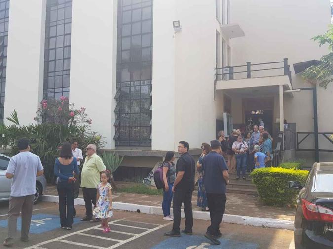 Fiéis passam pela igreja Nossa Senhora da Saúde, na 702 Norte, e lamentam morte do padre(foto: Emilly Behnke/CB/D.A. Press) Fiéis passam pela igreja Nossa Senhora da Saúde, na 702 Norte, e lamentam morte do padre(foto: Emilly Behnke/CB/D.A. Press)