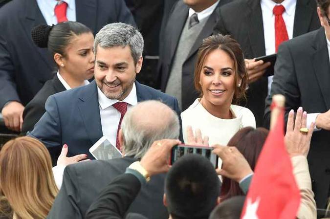 O presidente eleito paraguaio Mario Abdo Benitez e sua esposa Silvana Lopez Moreira chegam à cerimônia de posse em Assunção (foto: Norberto Duarte / AFP) O presidente eleito paraguaio Mario Abdo Benitez e sua esposa Silvana Lopez Moreira chegam à cerimônia de posse em Assunção (foto: Norberto Duarte / AFP)