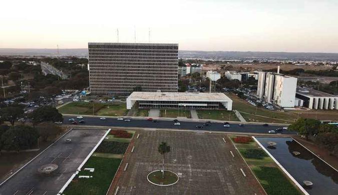 Vista aérea do Palácio do Buriti, sede do Governo do DF: Rollemberg e Ibaneis investem em reuniões com categorias na reta final de campanha (foto: Breno Fortes/CB/D.A Press ) Vista aérea do Palácio do Buriti, sede do Governo do DF: Rollemberg e Ibaneis investem em reuniões com categorias na reta final de campanha (foto: Breno Fortes/CB/D.A Press )